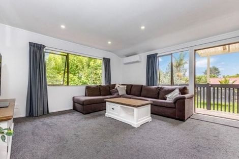 Photo of property in 2/187 Carnoustie Drive, Wattle Downs, Auckland, 2103