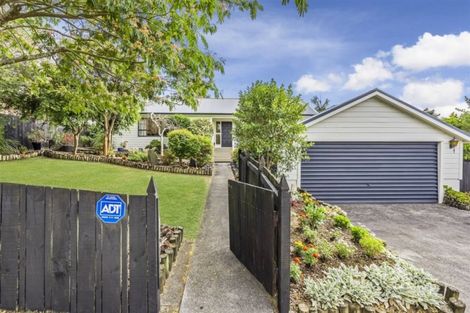 Photo of property in 8 Curacao Place, Half Moon Bay, Auckland, 2012