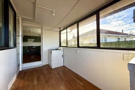 Photo of property in 6 Durham Street, Te Atatu Peninsula, Auckland, 0610