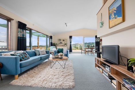 Photo of property in 5 Honeysuckle Grove, Maungaraki, Lower Hutt, 5010