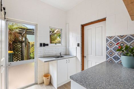 Photo of property in 13 Lindaver Grove, Merrilands, New Plymouth, 4312