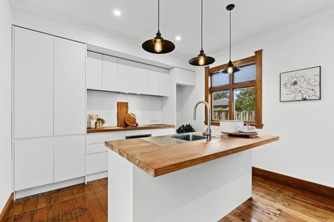 Photo of property in 11 Woodleigh Street, Frankleigh Park, New Plymouth, 4310