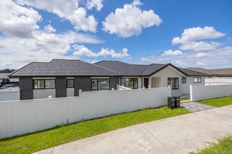 Photo of property in 14 Madden Avenue, Kumeu, 0810