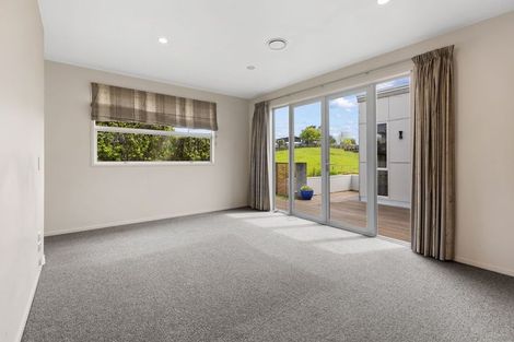 Photo of property in 10e Long Place, Frankleigh Park, New Plymouth, 4310