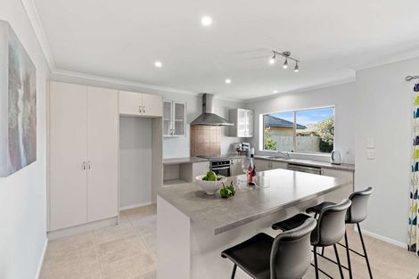 Photo of property in 37 Breaker Grove, Waiuku, 2123