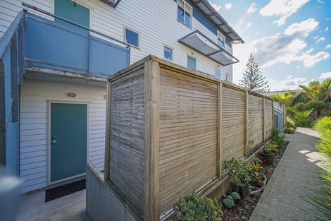 Photo of property in 2a/20 Ian Marwick Place, Birkenhead, Auckland, 0626