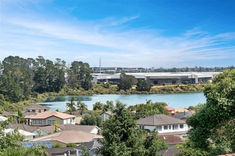 Photo of property in 16 Ellesmere Crescent, Pakuranga Heights, Auckland, 2010