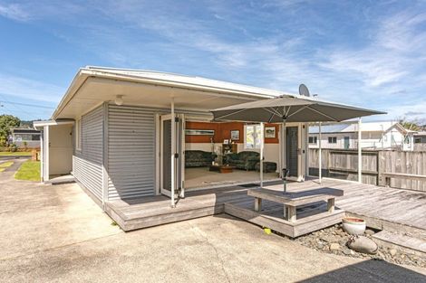Photo of property in 102 Riverview Road, Whangamata, 3620