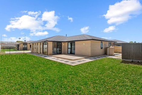Photo of property in 21 Dumas Place, Rosehill, Papakura, 2113
