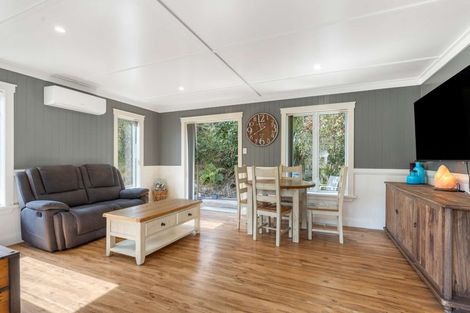 Photo of property in 16 Angle Street, Picton, 7220