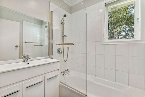 Photo of property in 28 Sabulite Road, Kelston, Auckland, 0602