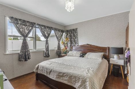 Photo of property in 11 Paragon Avenue, Beach Haven, Auckland, 0626