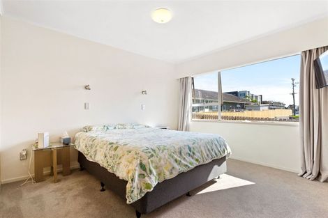 Photo of property in 2/4 Evelyn Place, Hillcrest, Auckland, 0627