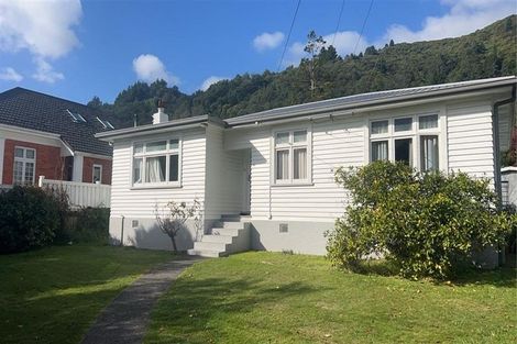 Photo of property in 90 Waikawa Road, Picton, 7220