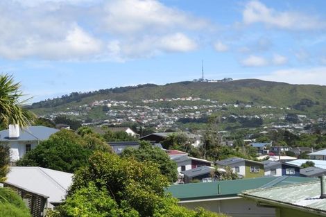 Photo of property in 16 Omega Street, Newlands, Wellington, 6037