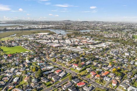 Photo of property in 46a Farquhar Road, Glendene, Auckland, 0602