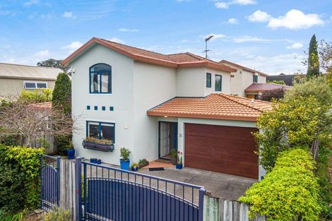 Photo of property in 1/2 Valley Road, Northcote, Auckland, 0626