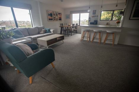 Photo of property in 2/21 Tahu Crescent, Sunnynook, Auckland, 0620