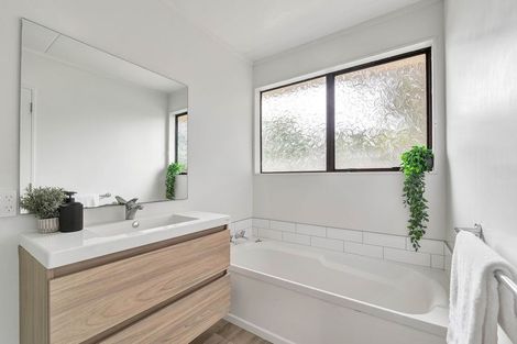 Photo of property in 33 Riversdale Drive, Merrilands, New Plymouth, 4312