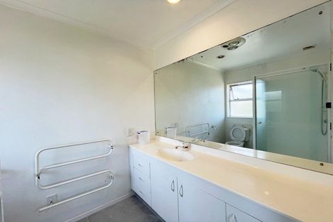 Photo of property in 33 Palmcrest Grove, Highland Park, Auckland, 2010
