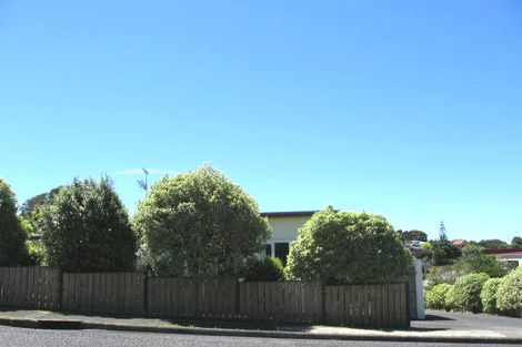 Photo of property in 2/5 Dallinghoe Crescent, Milford, Auckland, 0620