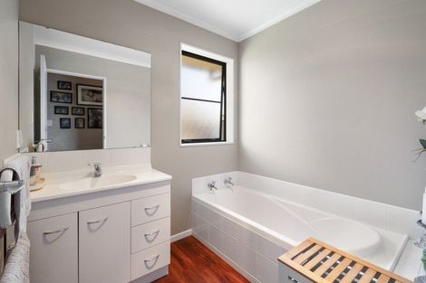 Photo of property in 36 Geneva Terrace, Kelvin Grove, Palmerston North, 4414