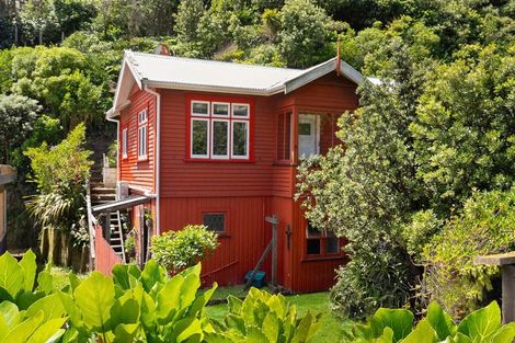 Photo of property in 64 Hungerford Road, Houghton Bay, Wellington, 6023