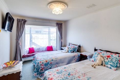 Photo of property in 10 Knightsbridge Place, Taradale, Napier, 4112