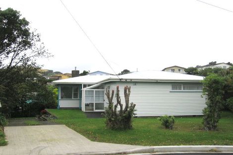 Photo of property in 11 Kinapori Terrace, Newlands, Wellington, 6037