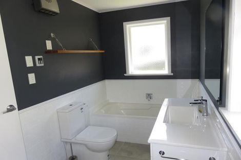 Photo of property in 16 Omega Street, Newlands, Wellington, 6037