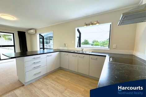 Photo of property in 39 Jaemont Avenue, Te Atatu South, Auckland, 0610