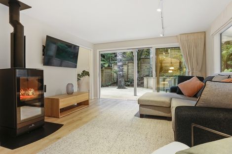 Photo of property in 1/24 Ridgewood Crescent, Birkenhead, Auckland, 0626