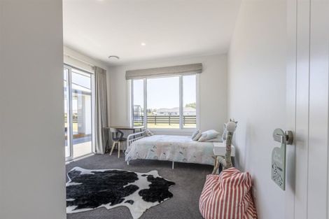 Photo of property in 33 Hartwell Drive, Kelvin Grove, Palmerston North, 4470