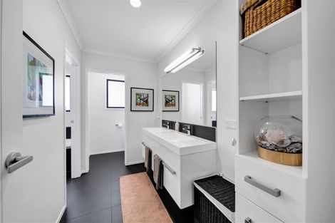 Photo of property in 4 Gleneagles Way, Waiwhakaiho, New Plymouth, 4312