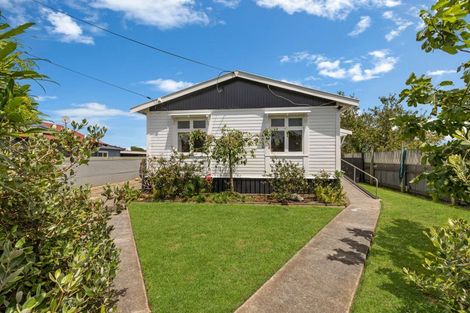 Photo of property in 2 Ngahina Street, Marton, 4710