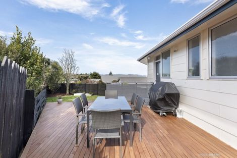 Photo of property in 3 Cheltenham Terrace, Newlands, Wellington, 6037