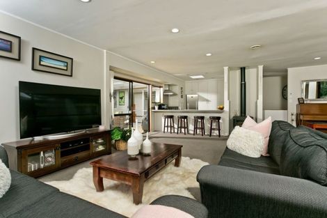 Photo of property in 2/33 Korotaha Terrace, Rothesay Bay, Auckland, 0630