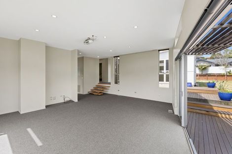 Photo of property in 10e Long Place, Frankleigh Park, New Plymouth, 4310
