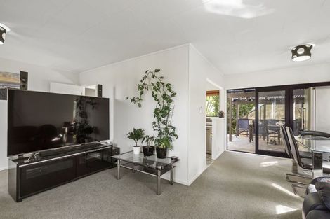 Photo of property in 7 Eagleson Street, Northcross, Auckland, 0632