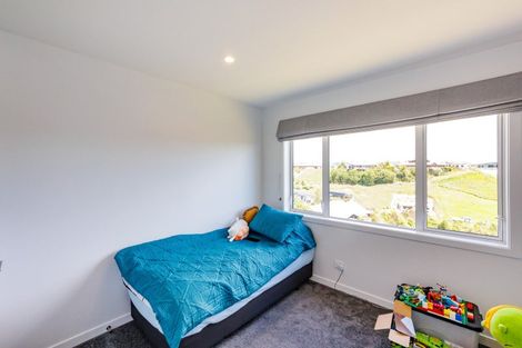 Photo of property in 23 Vaucluse Heights, Fitzherbert, Palmerston North, 4410