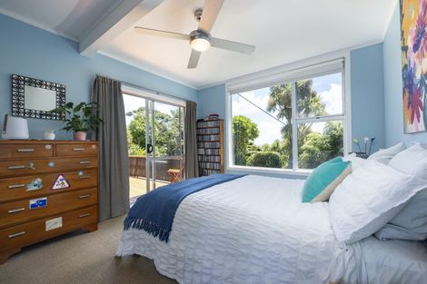 Photo of property in 30 Piha Road, Piha, New Lynn, 0772
