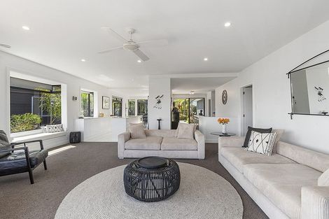 Photo of property in 10 The Crescent, Tindalls Beach, Whangaparaoa, 0930