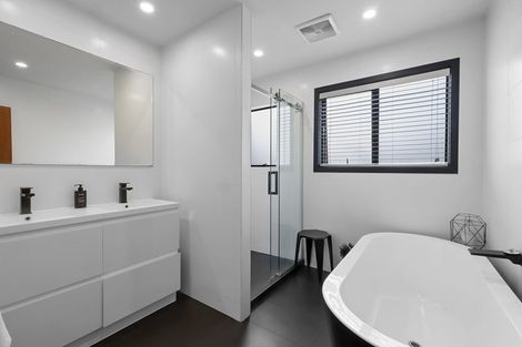 Photo of property in 18 Mayfair Place, Westown, New Plymouth, 4310