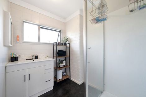 Photo of property in 3 Hillary Heights Avenue, Glendene, Auckland, 0602