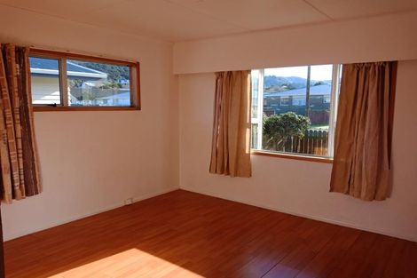 Photo of property in 10 Matthews Road, Wainuiomata, Lower Hutt, 5014