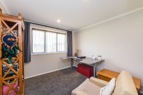 Photo of property in 15 Gibraltar Way, Fitzherbert, Palmerston North, 4410