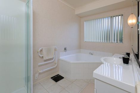 Photo of property in 32 Highfields Terrace, Henderson, Auckland, 0612