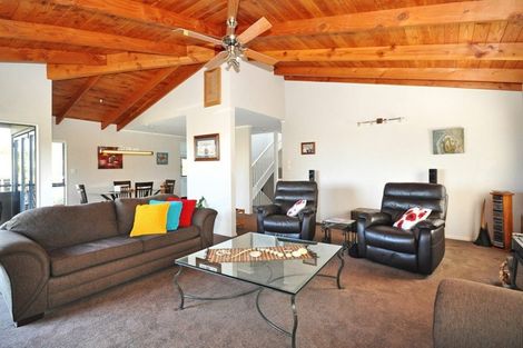 Photo of property in 182 Whangaparaoa Road, Red Beach, 0932