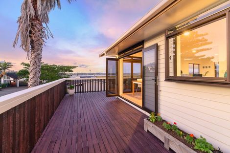 Photo of property in 33 Dawnhaven Drive, Te Atatu Peninsula, Auckland, 0610