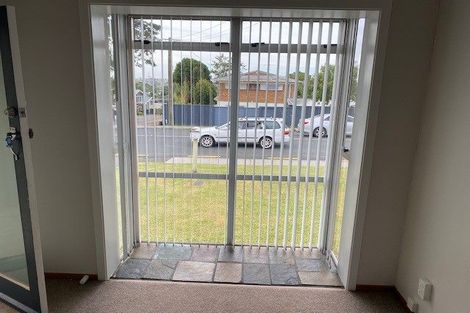 Photo of property in 2/118 Waimumu Road, Massey, Auckland, 0614